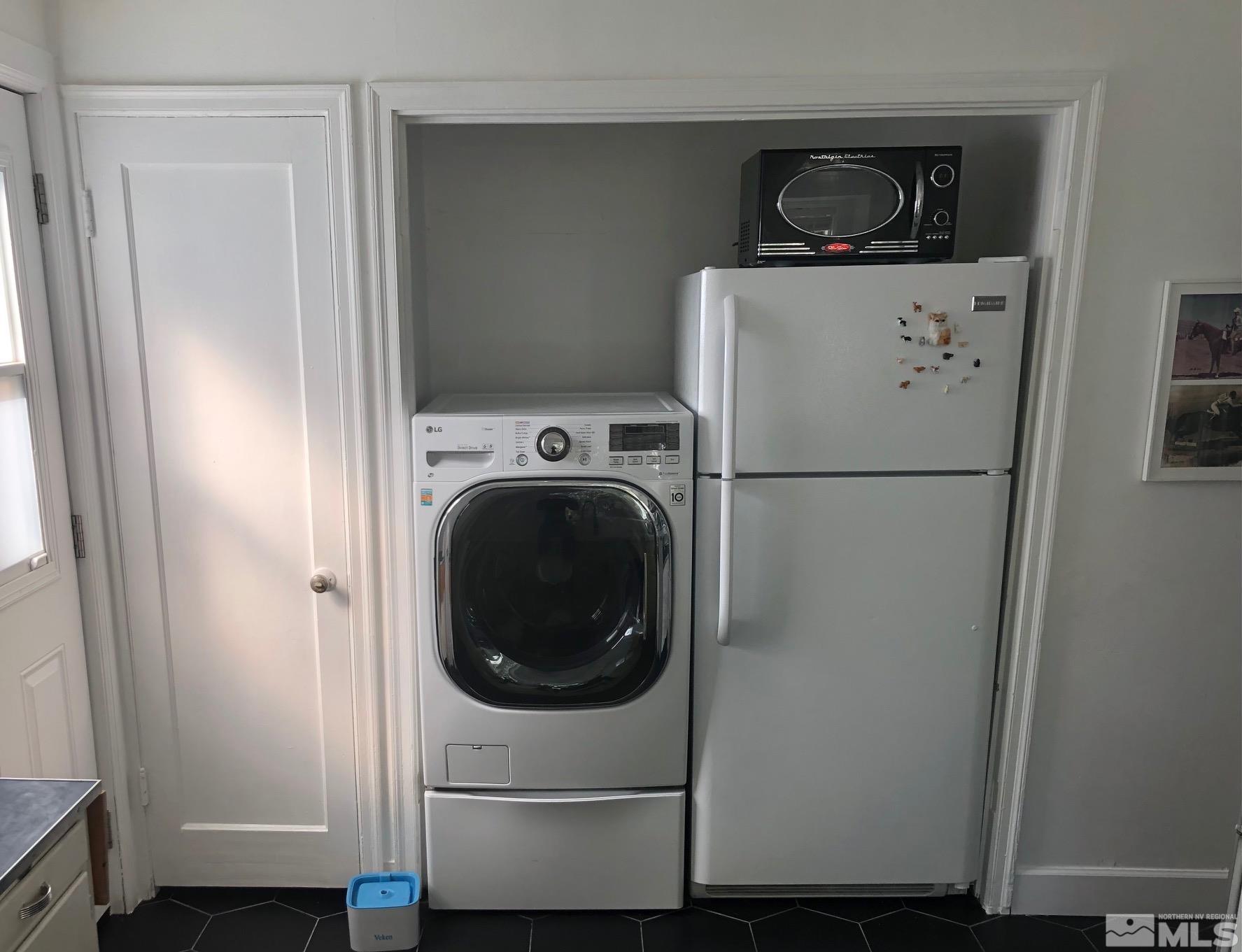 380 Broadway Boulevard Reno, NV 89502 - Photo 20 of 28 a utility room with dryer and washer