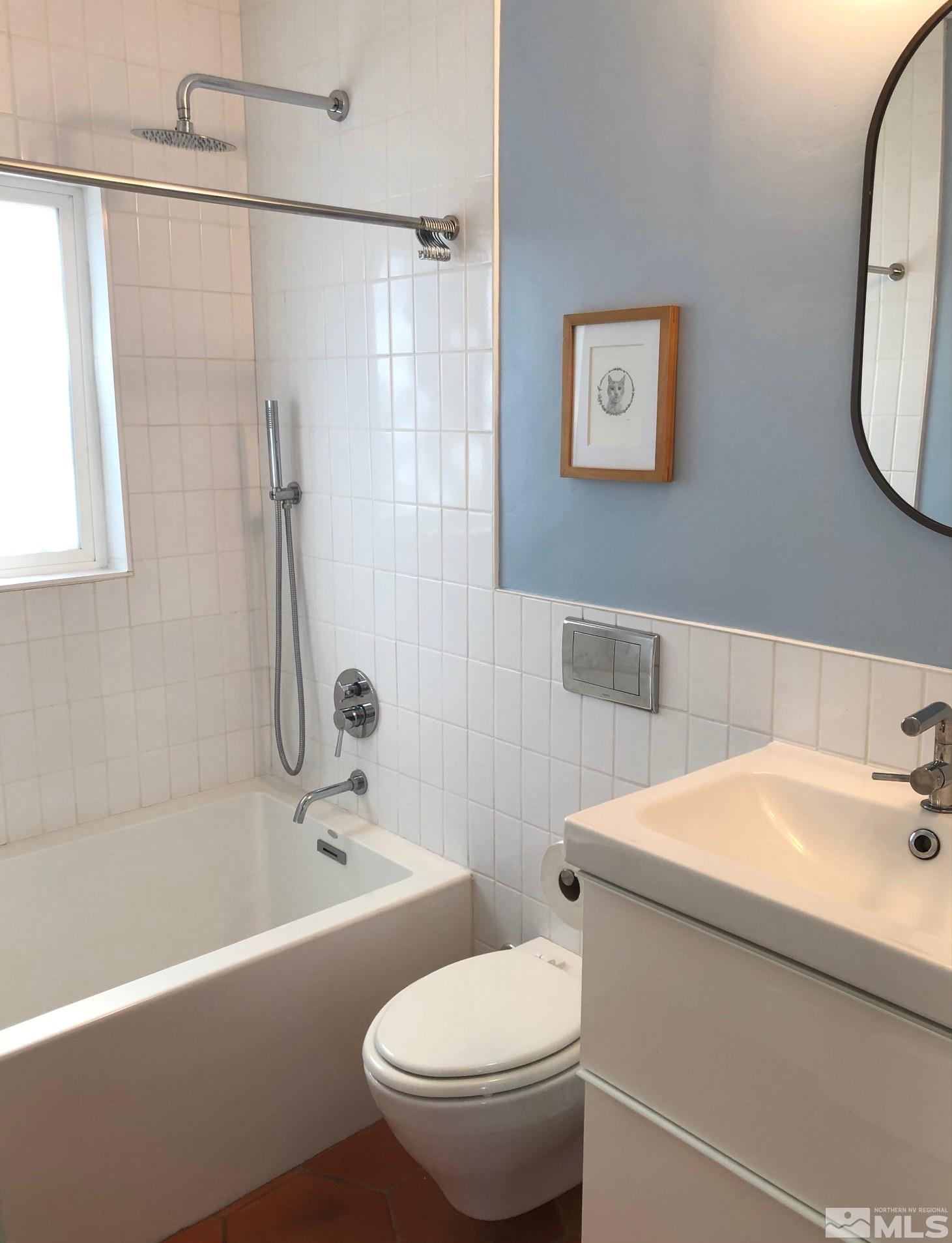 380 Broadway Boulevard Reno, NV 89502 - Photo 8 of 28 a bathroom with a sink a toilet and a bathtub