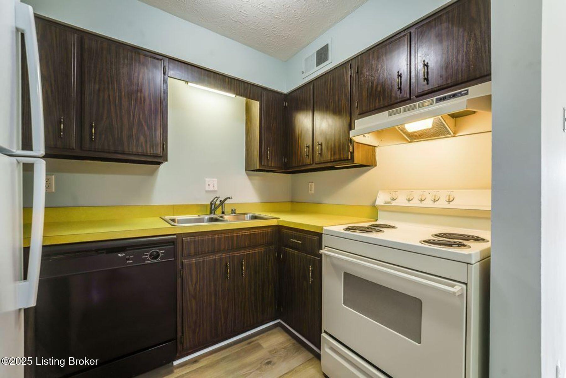 4028 Poplar Level Road, Unit 11 Louisville, KY 40213 - Photo 7 of 15 Professionally Cleaned