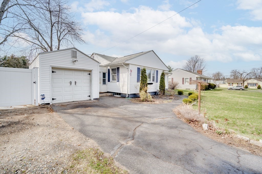 6 Metzger Place Springfield, MA 01104 - Photo 3 of 22