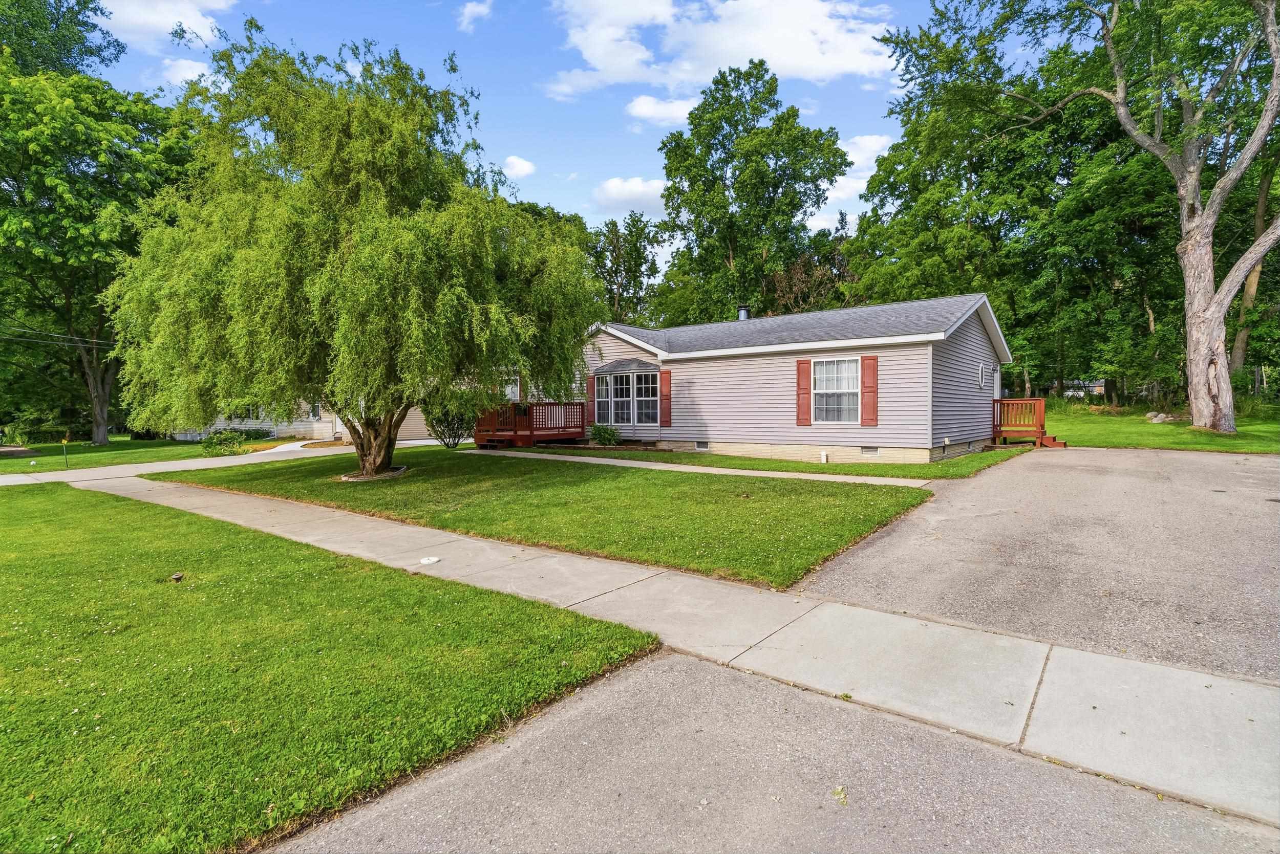 880 North East Street Fenton, MI 48430 - Photo 2 of 33 50213327-ab1e36c5-10ac-44ae-b6be-546451edac58.JPG