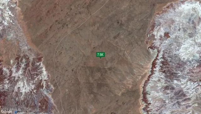 a view of entryway with yard