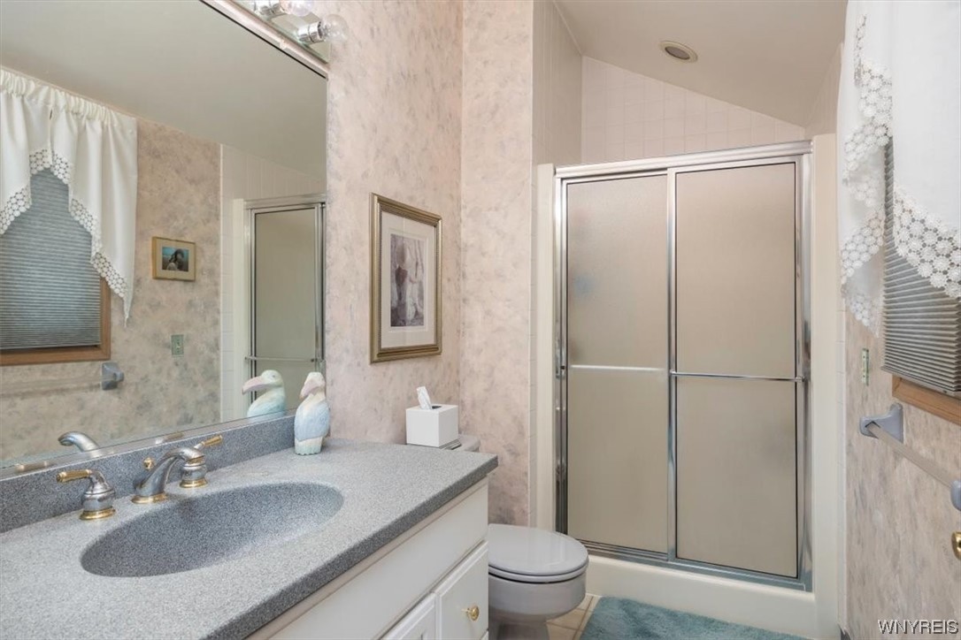 221 Rambling Road Amherst, NY 14051 - Photo 16 of 33 En- suite Bath.