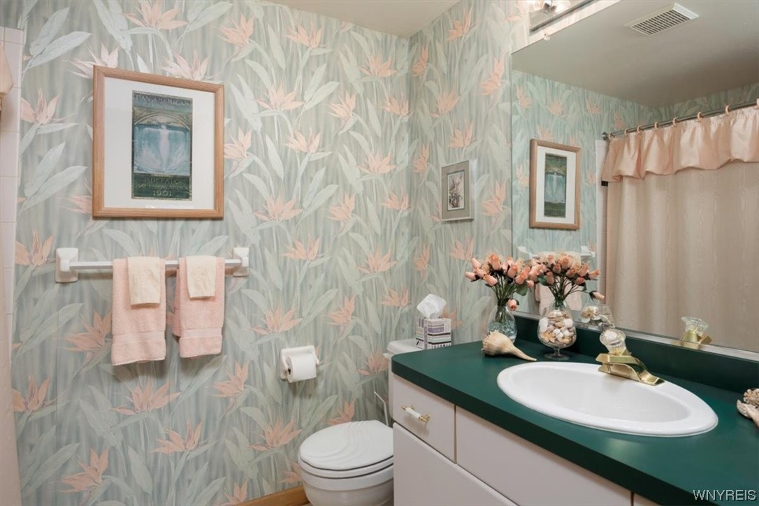 221 Rambling Road Amherst, NY 14051 - Photo 19 of 33 Main Hallway Bath.