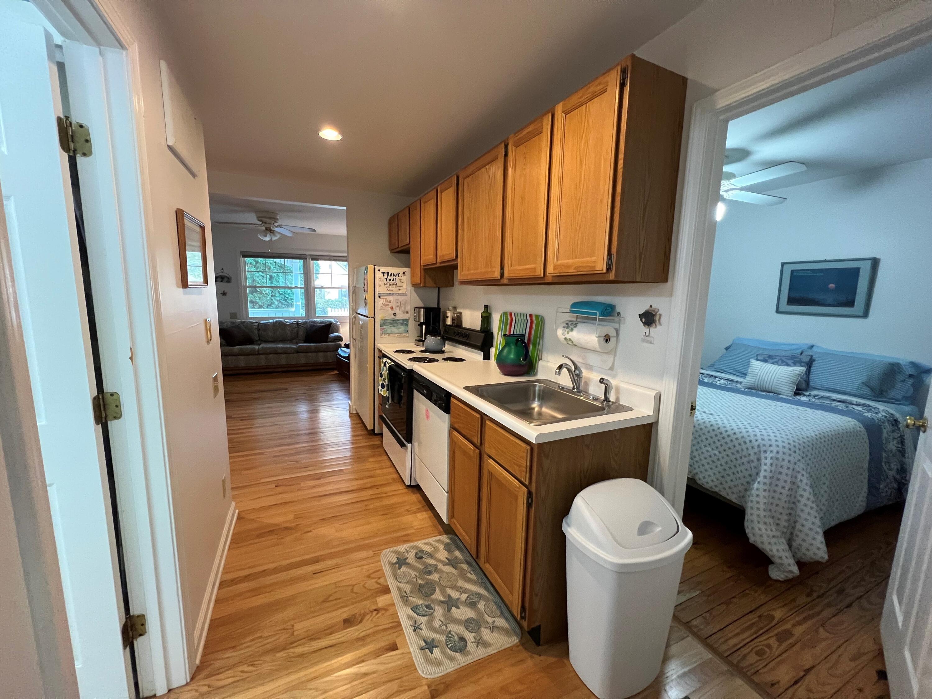 15577 Victor Road, Unit 7 Union Pier, MI 49129 - Photo 5 of 15 Pirus kitchen 2