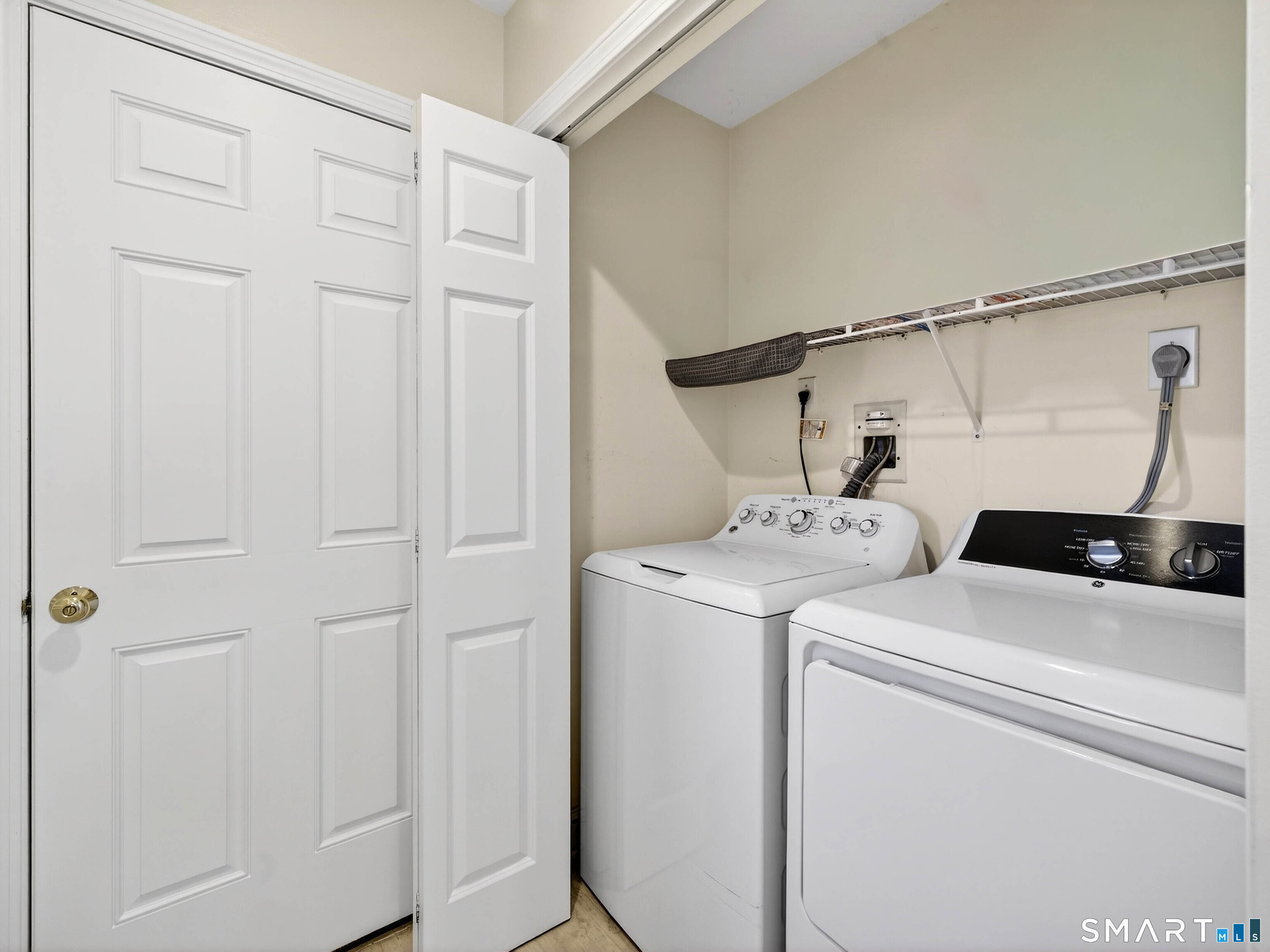 20 Colonial Heights Road East Haven, CT 06473 - Photo 17 of 39 a utility room with dryer and washer