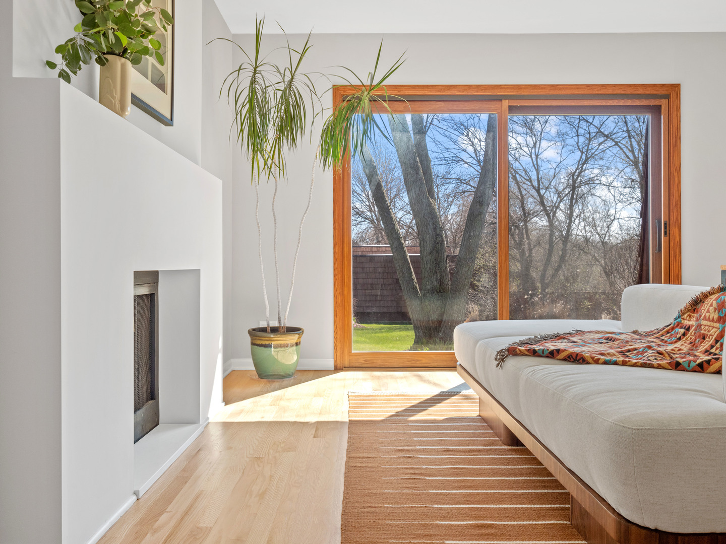 21W741 Bemis Road Glen Ellyn, IL 60137 - Photo 20 of 32 a bedroom with a bed and a painting on the wall