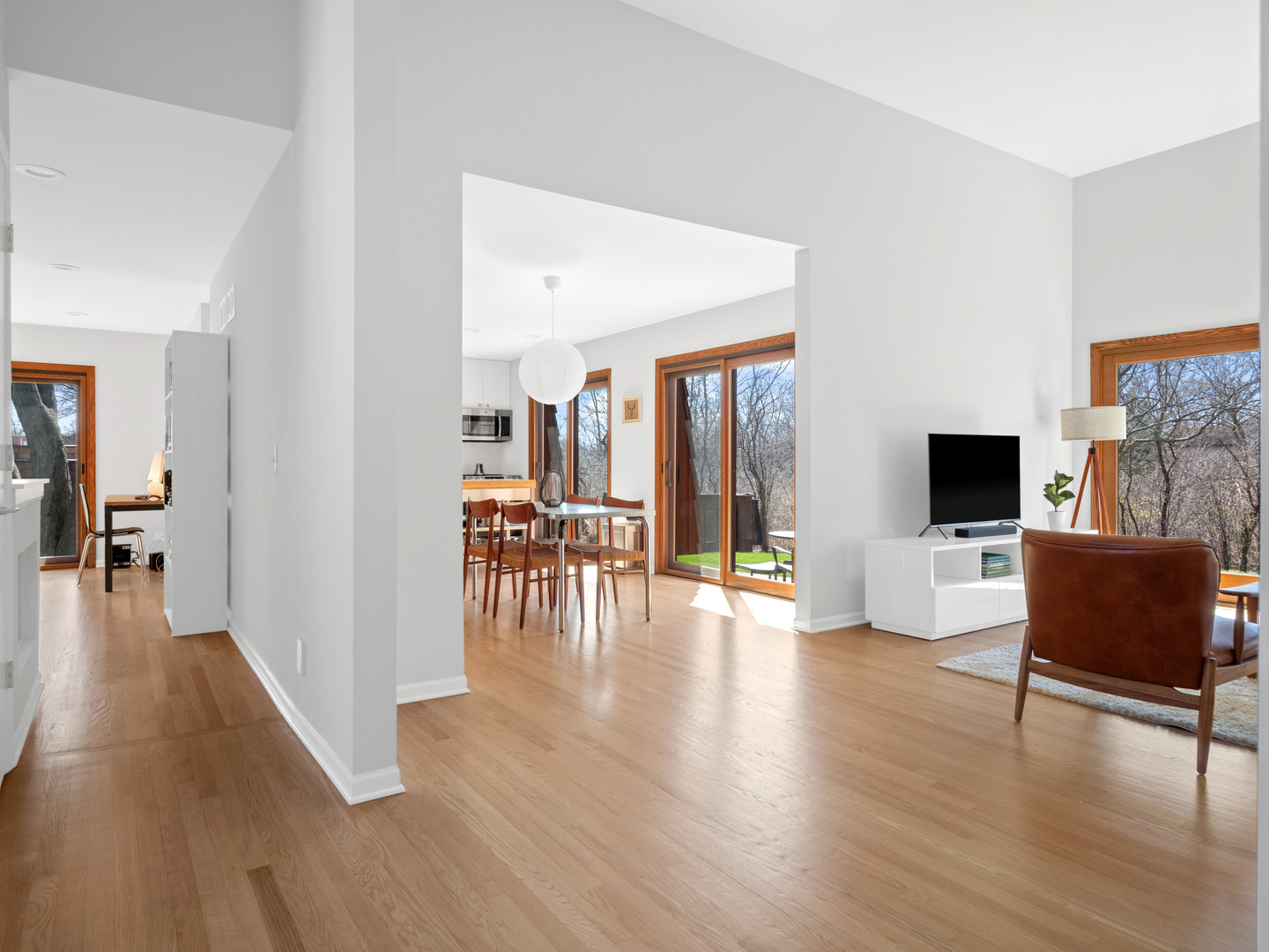 21W741 Bemis Road Glen Ellyn, IL 60137 - Photo 8 of 32 a living room with furniture and a flat screen tv