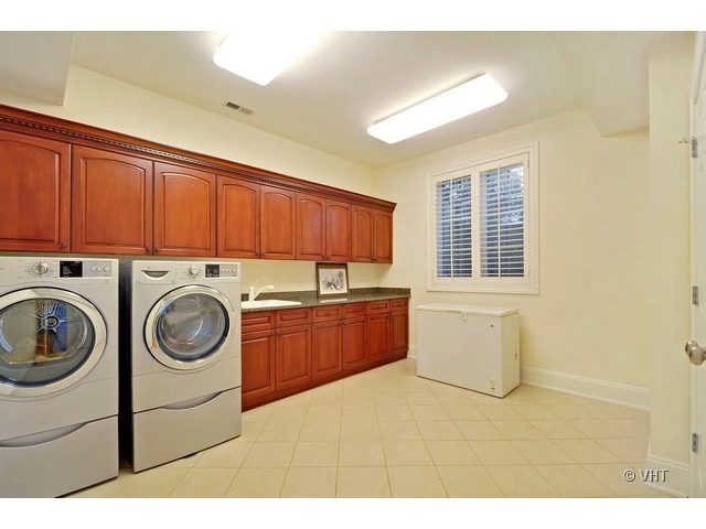 459 Sunset Road Winnetka, IL 60093 - Photo 15 of 16 a view of a kitchen with washer and dryer