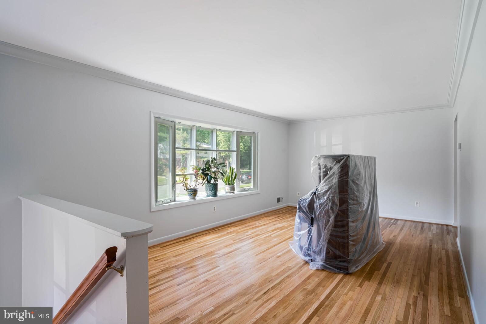 7120 Hadlow Court Springfield, VA 22152 - Photo 12 of 41 Liv Rm w/Bow Window