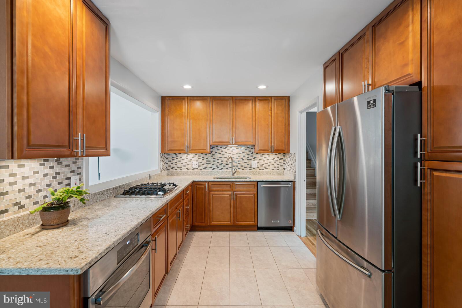 7120 Hadlow Court Springfield, VA 22152 - Photo 16 of 41 Updated Kit: quartz counters, ceramic tile