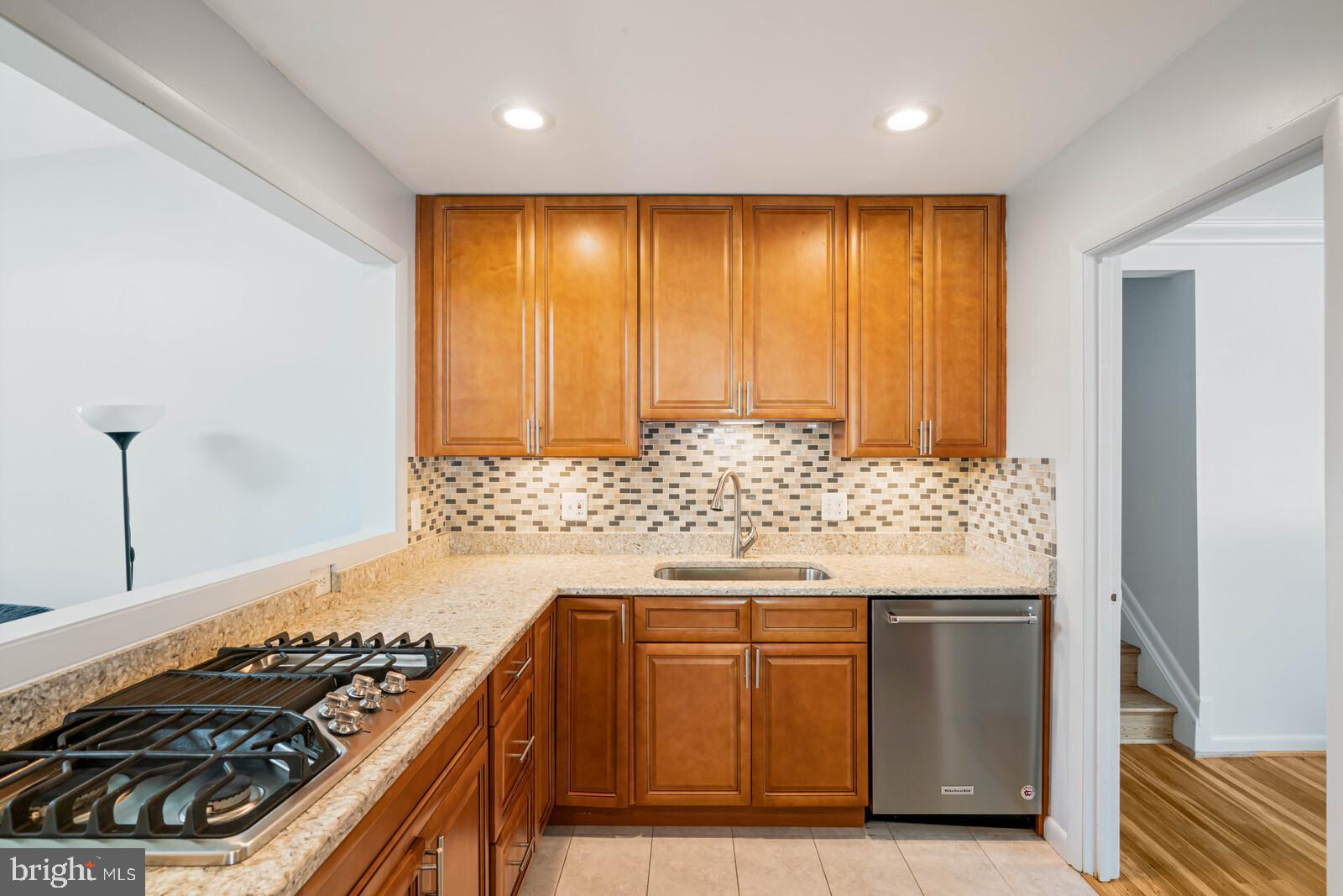 7120 Hadlow Court Springfield, VA 22152 - Photo 17 of 41 Maple cabinets, backsplash tile