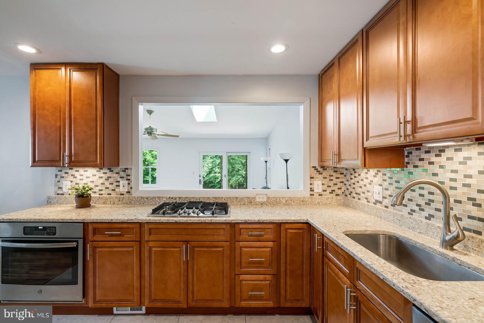 7120 Hadlow Court Springfield, VA 22152 - Photo 18 of 41 Gas cooktop, elec wall oven, SS sink