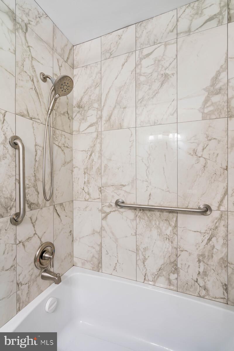 7120 Hadlow Court Springfield, VA 22152 - Photo 38 of 41 Hall BA tub shower with tile