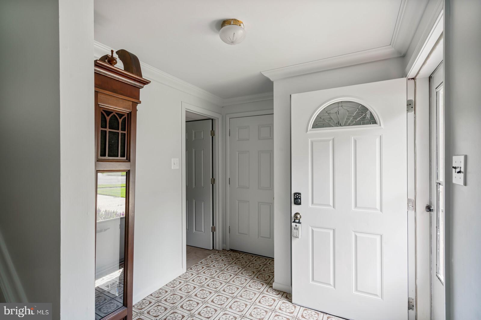 7120 Hadlow Court Springfield, VA 22152 - Photo 5 of 41 Main Lvl Entry-Foyer