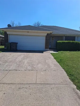 $2,300 | 1100 Mapleview Drive, Arlington, TX 76018