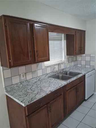 $2,300 | 1100 Mapleview Drive, Arlington, TX 76018