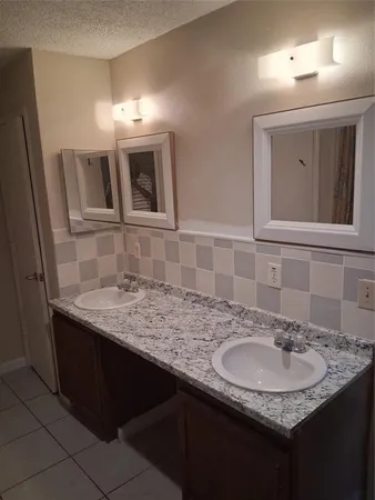 $2,300 | 1100 Mapleview Drive, Arlington, TX 76018