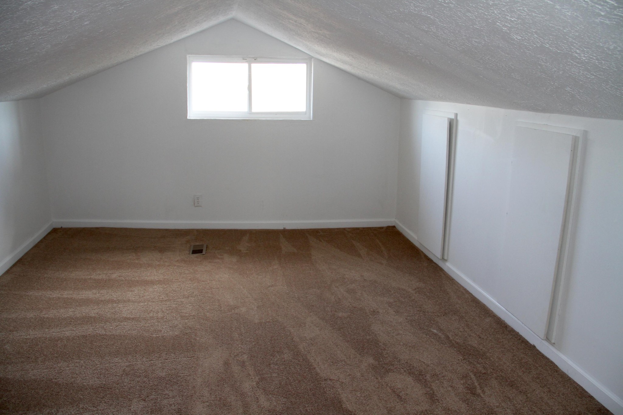 1295 Zion Ridge Road Loudon, TN 37774 - Photo 20 of 40 an empty room with a window