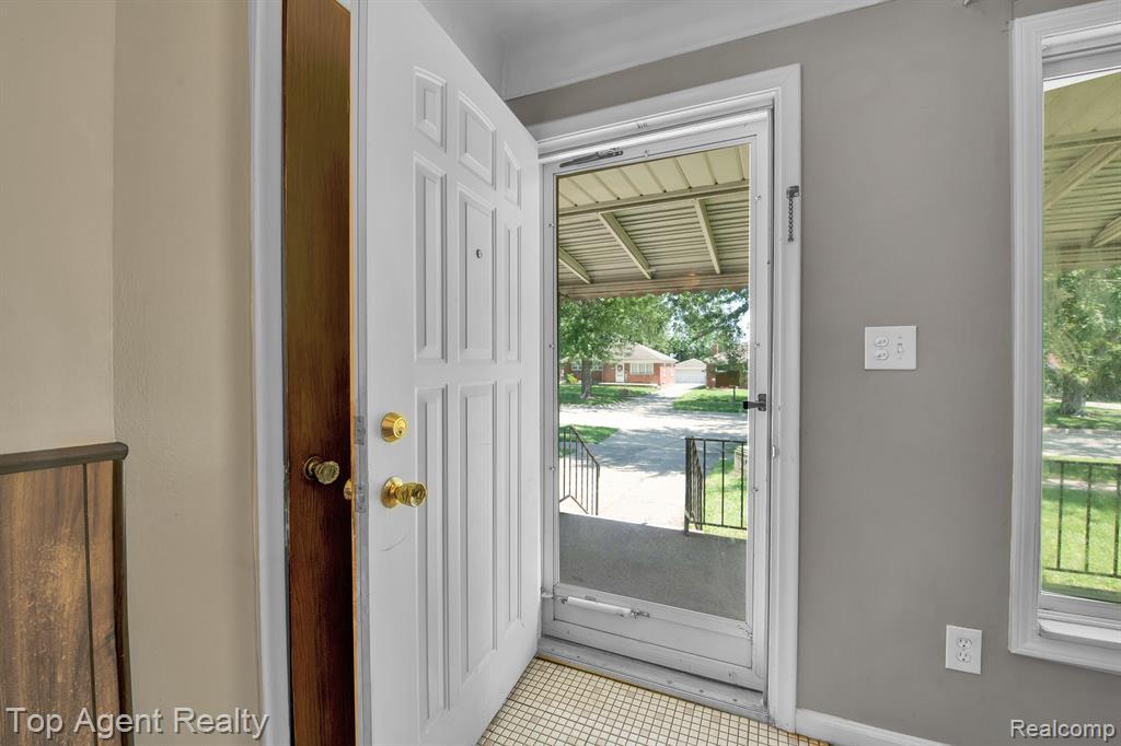 23303 Teppert Avenue Eastpointe, MI 48021 - Photo 6 of 32