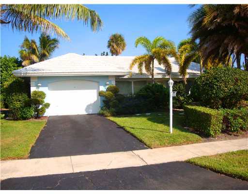 880 Butternut Terrace Boca Raton, FL 33486 - Photo 3 of 32 Parking for 2 cars!