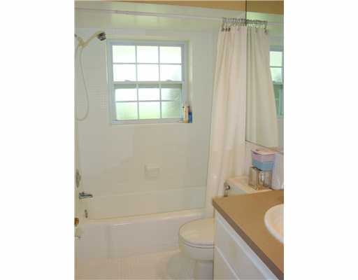 880 Butternut Terrace Boca Raton, FL 33486 - Photo 31 of 32 2nd Bathroom Shower-Tub!