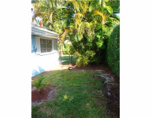 880 Butternut Terrace Boca Raton, FL 33486 - Photo 7 of 32 Side Yard!