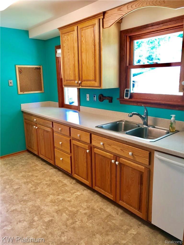 2055 Oklahoma Avenue Rochester, MI 48309 - Photo 31 of 53 fullsizeoutput_cdf.jpeg