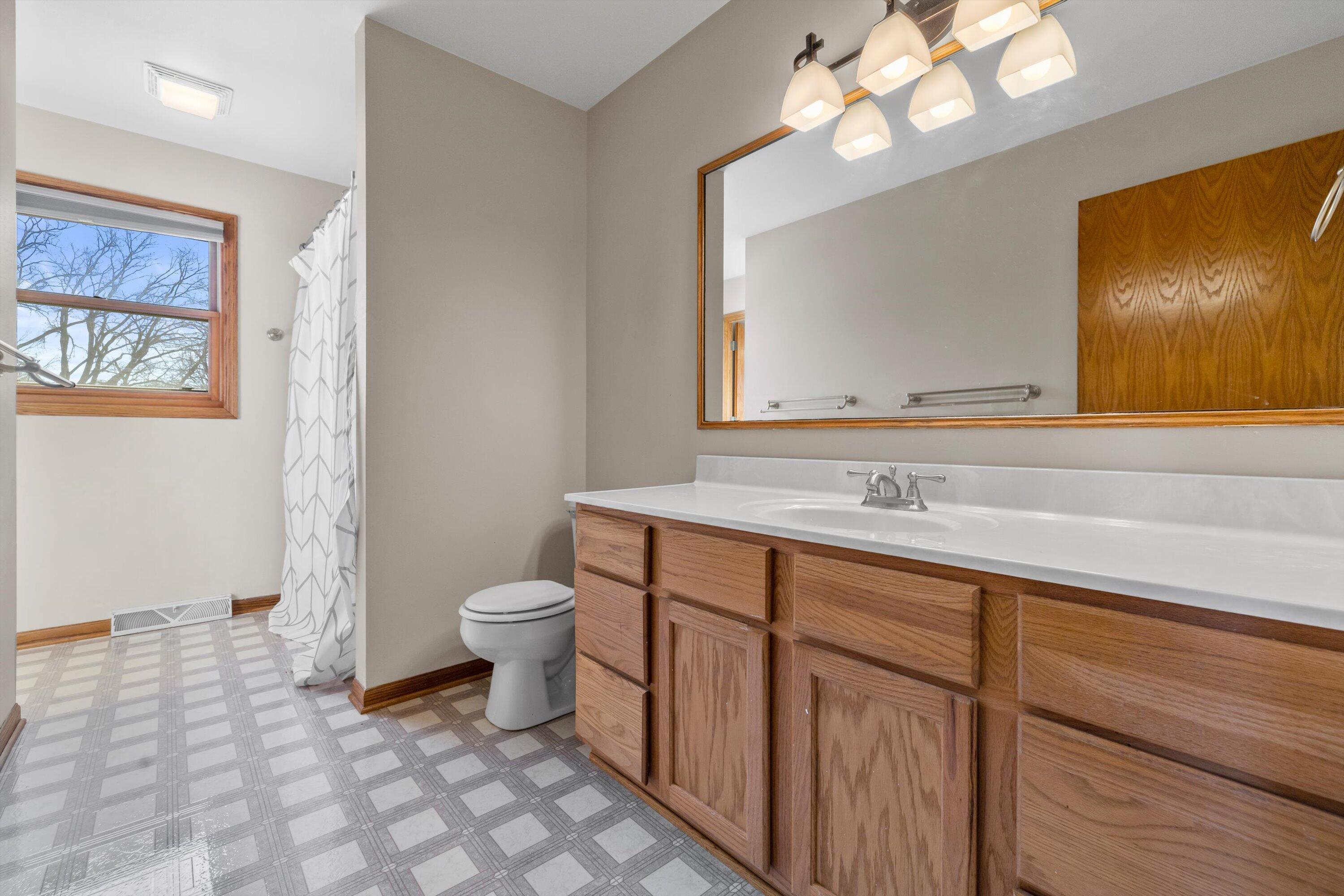 702 Fox Knoll Drive Rochester, WI 53185 - Photo 16 of 40 09-IMG_2204