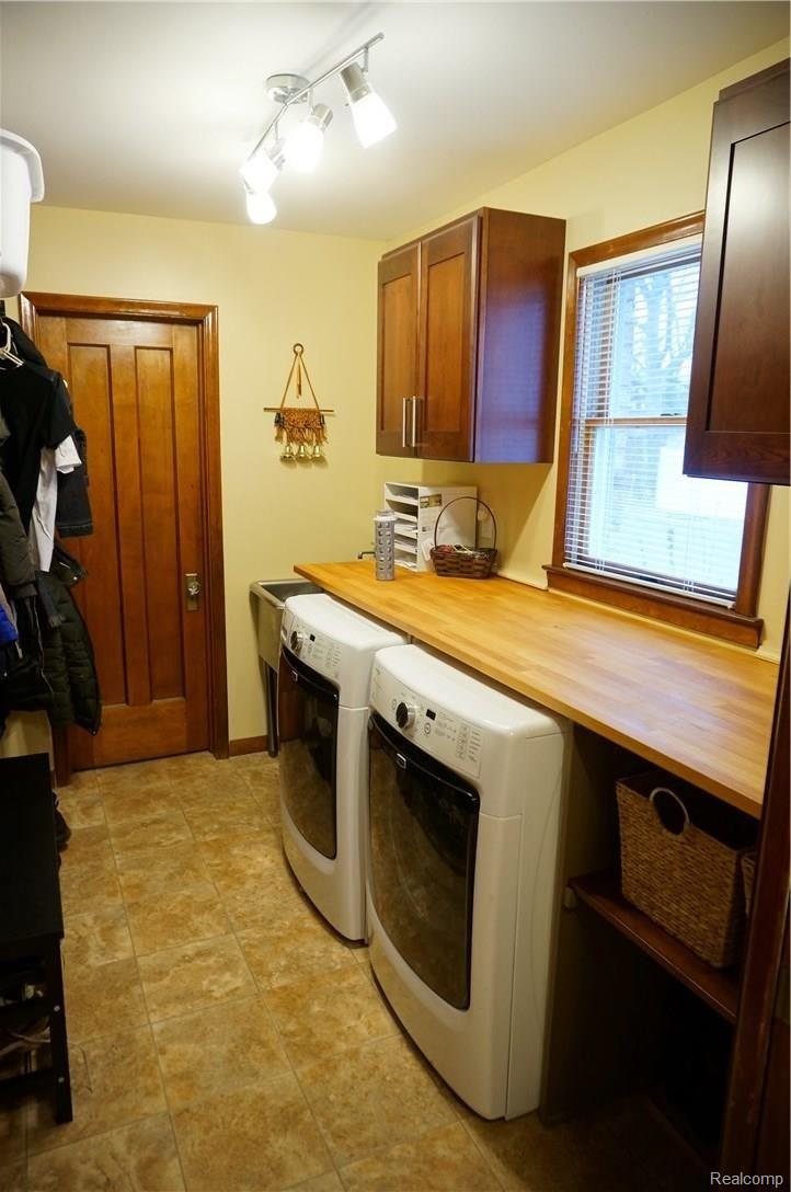 35550 Tall Pine Road Farmington, MI 48335 - Photo 22 of 27 Laundry room on the entry level.