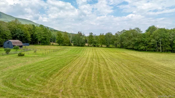 a view of yard with green space