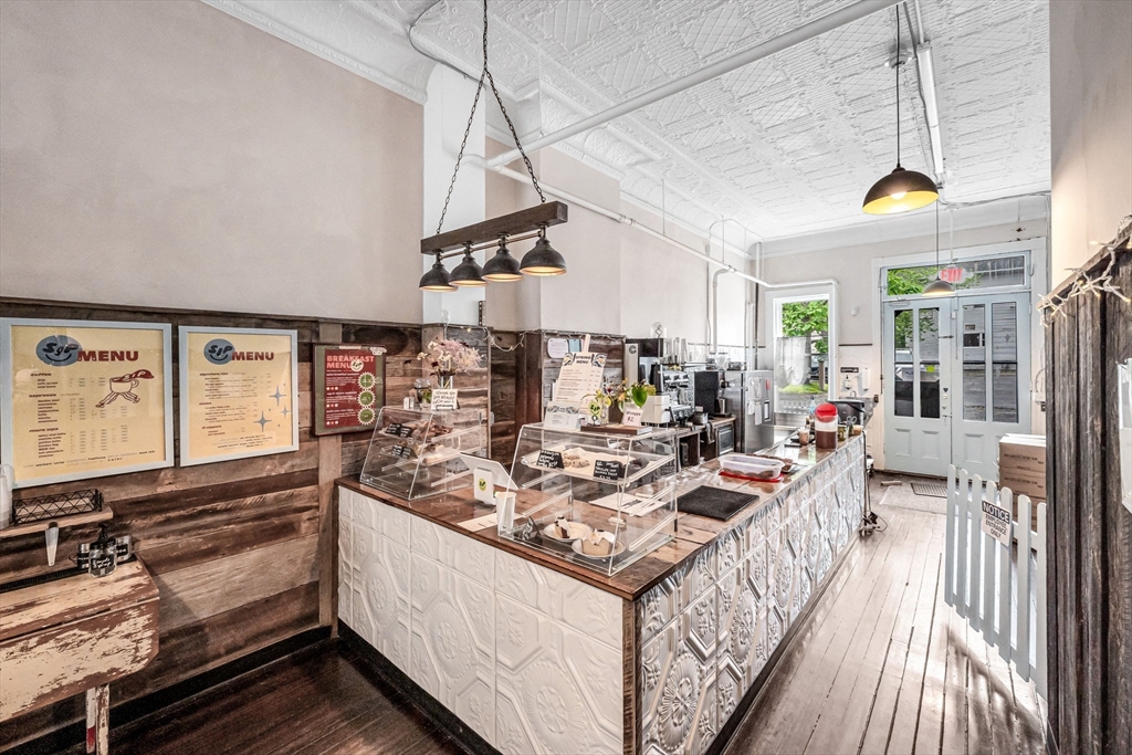 76-96 Maple Street Northampton, MA 01062 - Photo 17 of 22 a very nice looking room with a large window