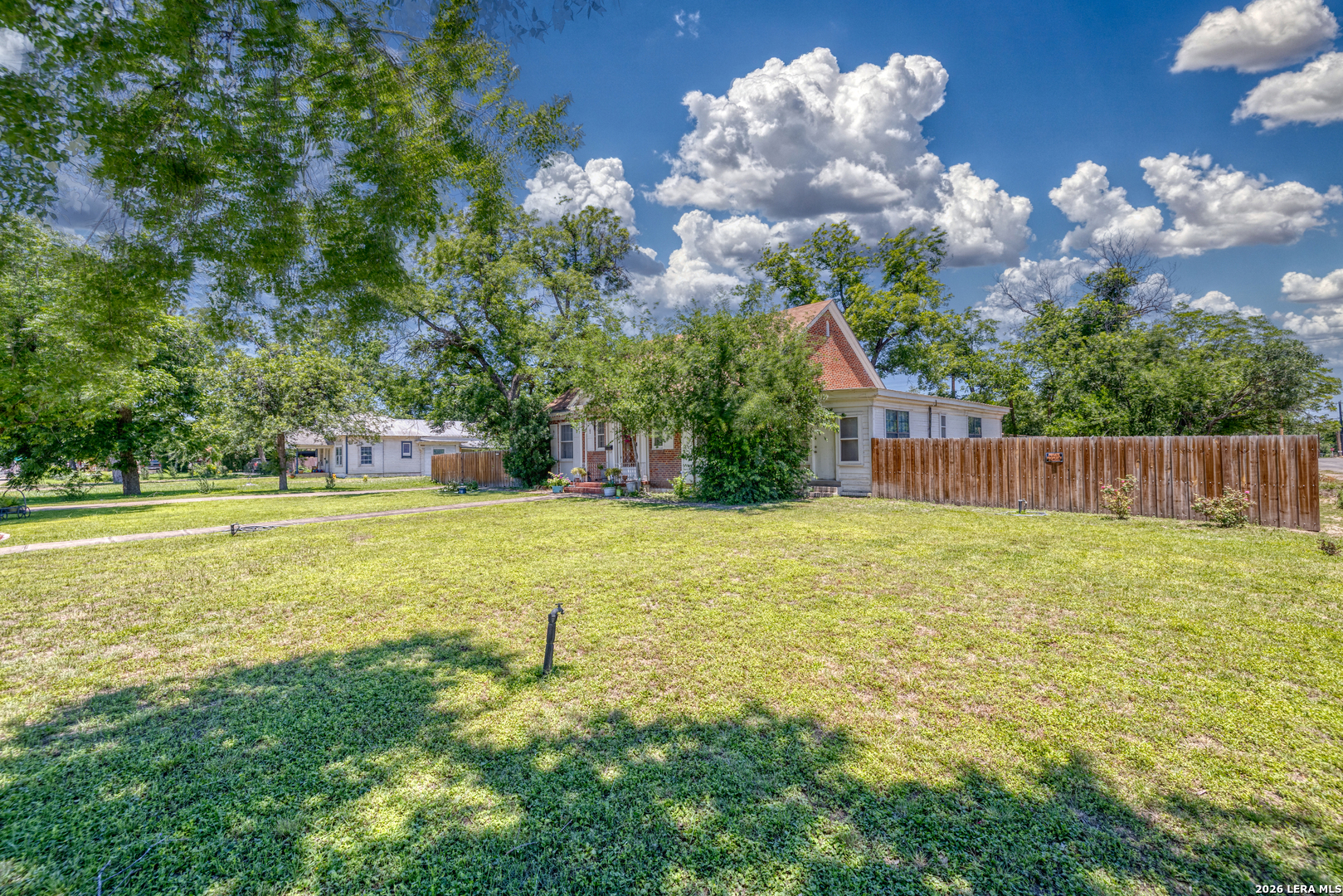 440 South Getty Street Uvalde, TX 78801 - Photo 4 of 39