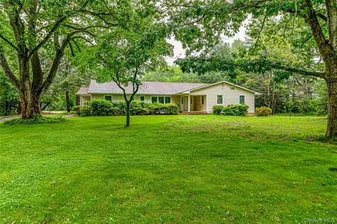 $1,850,000 | 8 Woodvale Drive, Laurel Hollow, NY 11791