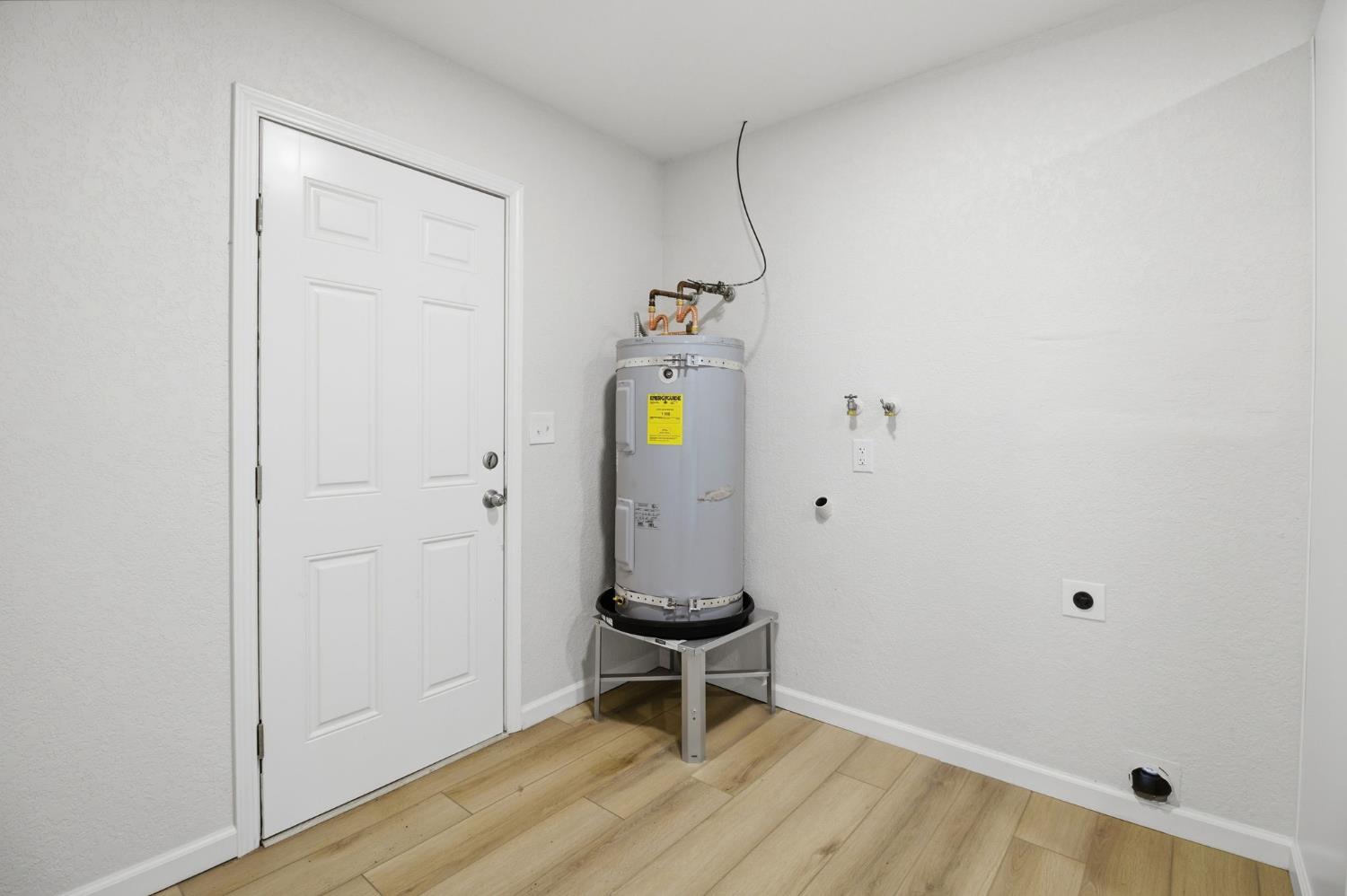 19088 Hillhaven Road Tuolumne, CA 95379 - Photo 12 of 27 a view of a room with wooden floor and white walls