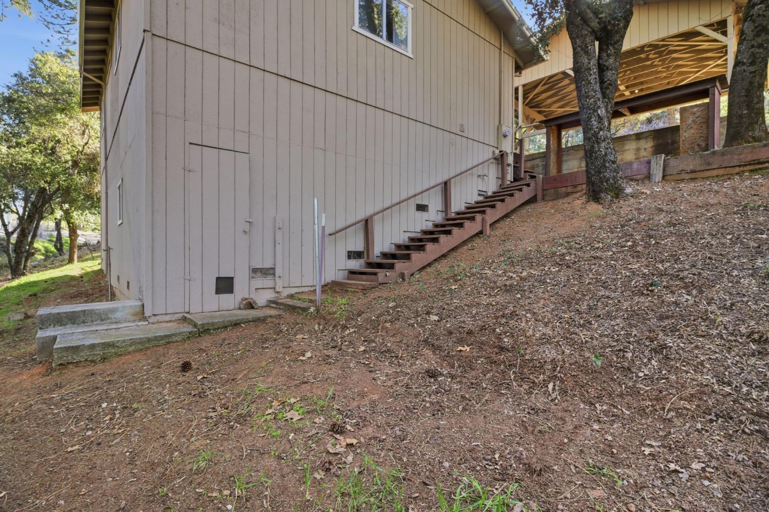 19088 Hillhaven Road Tuolumne, CA 95379 - Photo 18 of 27 a view of a backyard with pathway