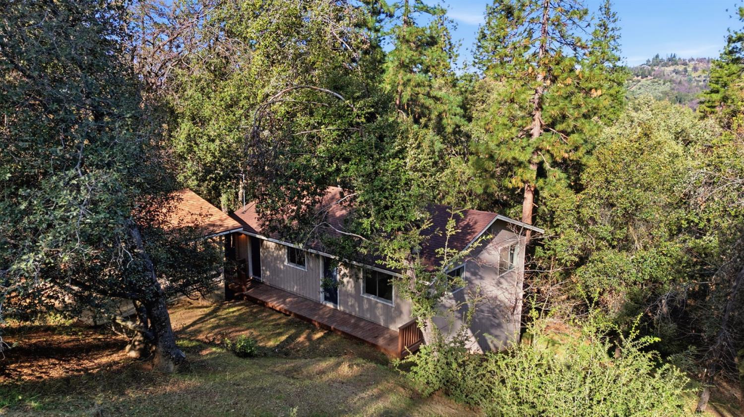 19088 Hillhaven Road Tuolumne, CA 95379 - Photo 21 of 27 front view of a house with a tree