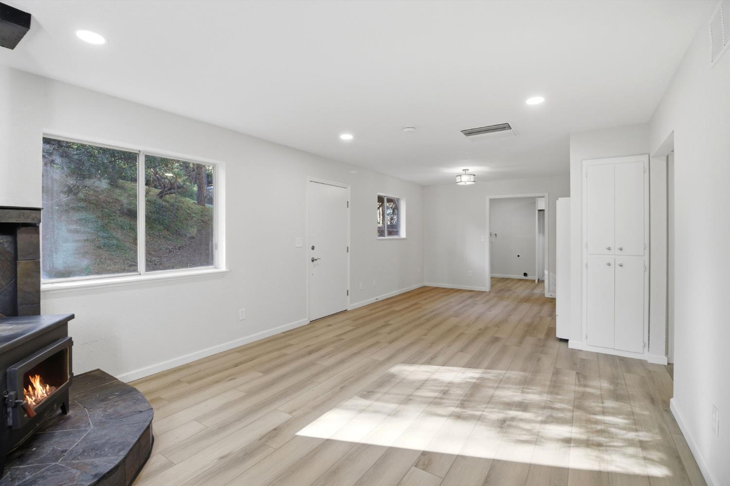 19088 Hillhaven Road Tuolumne, CA 95379 - Photo 7 of 27 a view of a livingroom with a hall and wooden floor