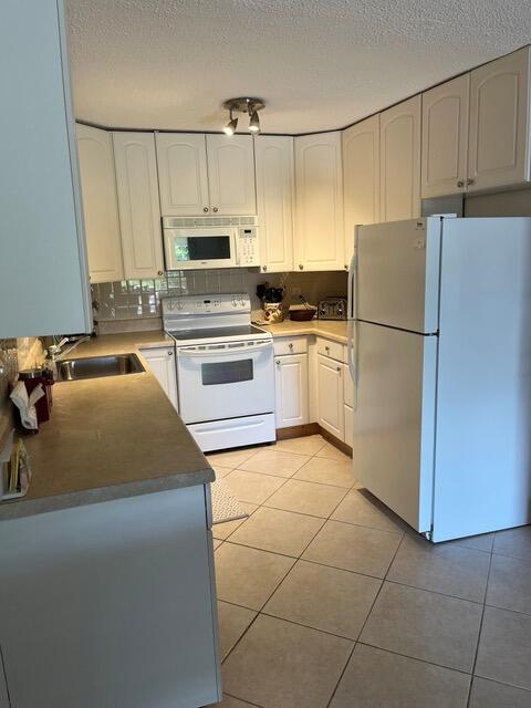251 South Cypress Road, Unit 146 Pompano Beach, FL 33060 - Photo 7 of 20 6 kitchen 1