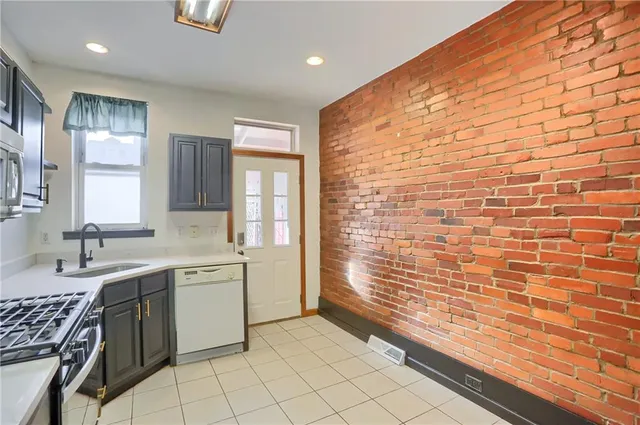 $2,150 | 2810 Sarah Street, Unit 2, Pittsburgh, PA 15203