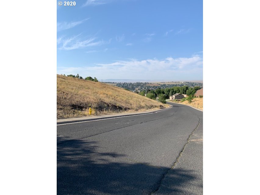 732 North Main Street Pendleton, OR 97801 - Photo 5 of 12 a view of a terrace