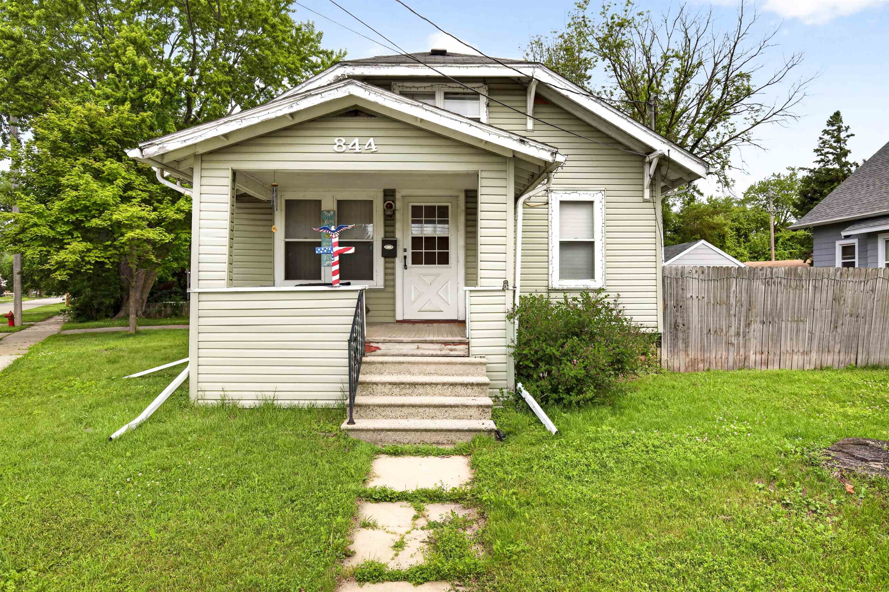 844 Appleton Road Menasha, WI 54952 - Photo 1 of 33