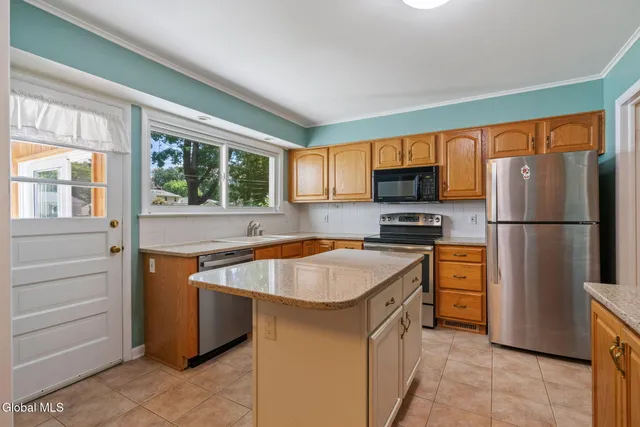 $385,000 | 25 Montrose Drive, Bethlehem, NY 12054