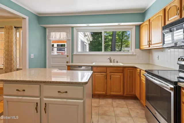 $385,000 | 25 Montrose Drive, Bethlehem, NY 12054