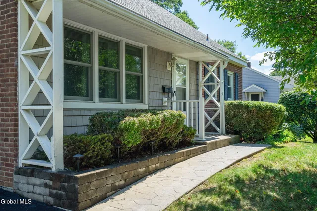 $385,000 | 25 Montrose Drive, Bethlehem, NY 12054