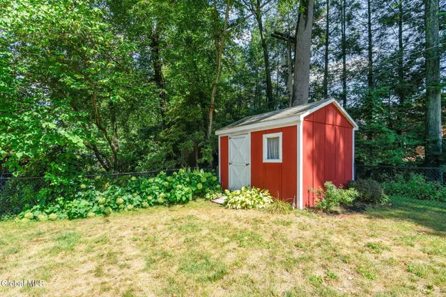 $385,000 | 25 Montrose Drive, Bethlehem, NY 12054