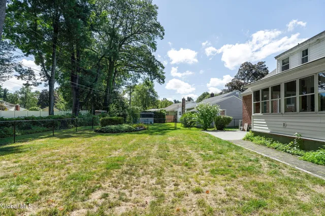 $385,000 | 25 Montrose Drive, Bethlehem, NY 12054