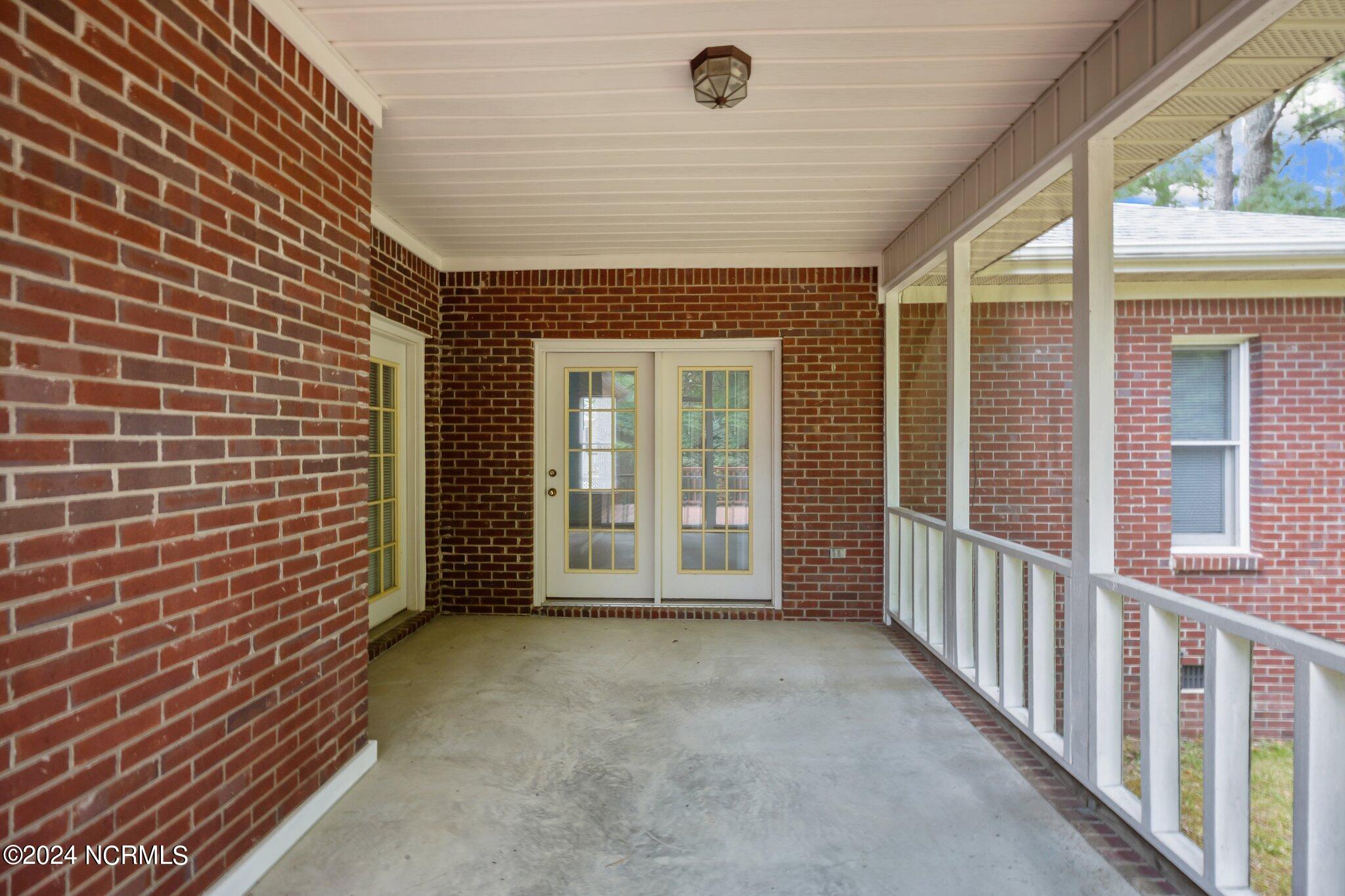 108 Massachusetts Road New Bern, NC 28562 - Photo 17 of 42 Main Suite Entrance to Porch