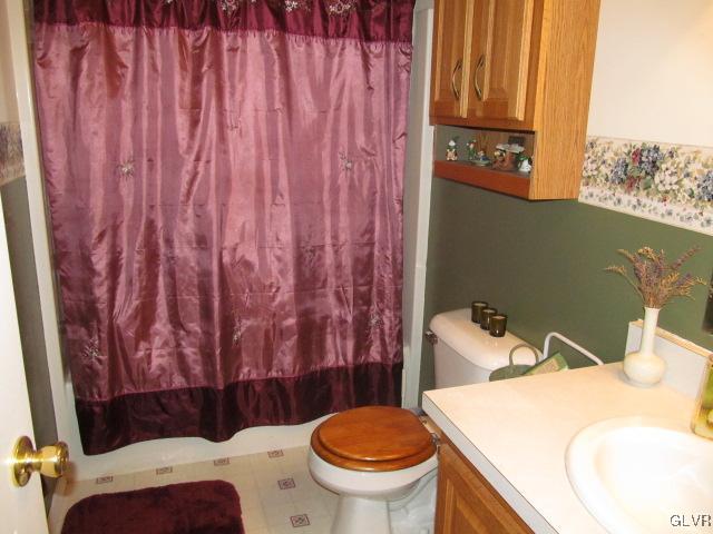 31 Abbey Road Easton, PA 18040 - Photo 13 of 20 Hall bath.