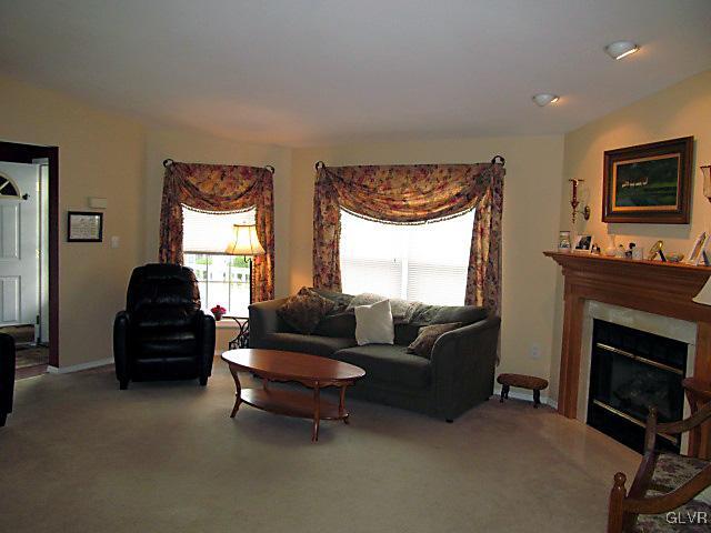 31 Abbey Road Easton, PA 18040 - Photo 6 of 20 Another view of the LR